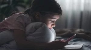 girl-child-mobil-technology