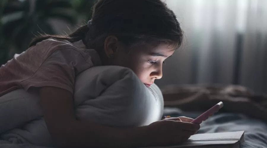 girl-child-mobil-technology