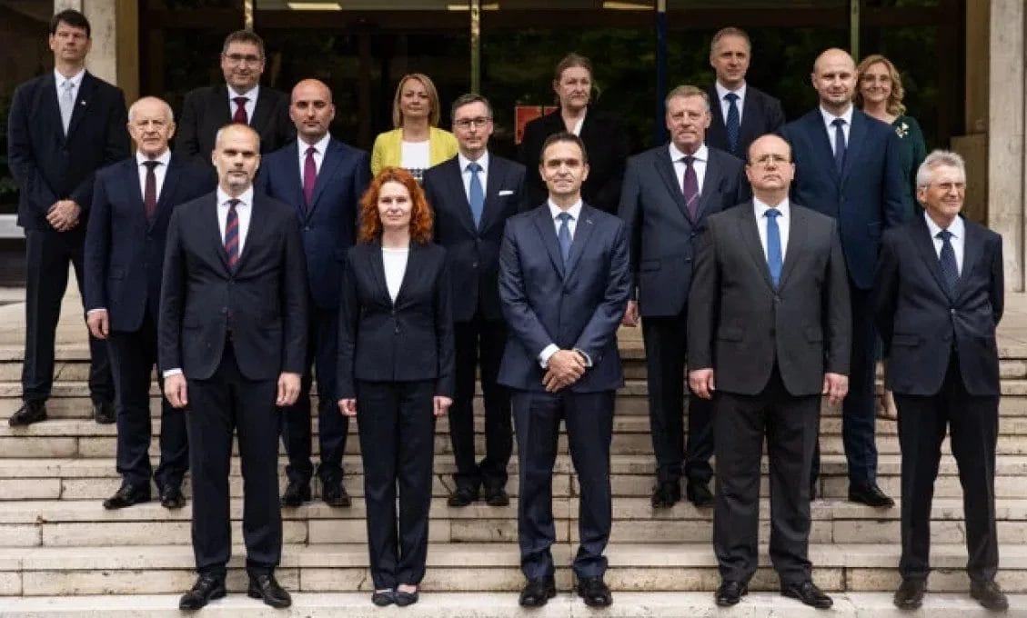 Ako je to možné? Čaputovej „Odor vláda“ s 30% dôverou Slovákov schválila svoje programové vyhlásenie. Prioritou je nepretržitá pomoc Ukrajine a výdavky na zbrojenie min. 2%