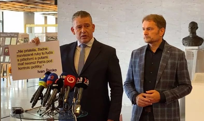 Zacítili v OĽANO strach? Mikulec trepe s nožičkami.