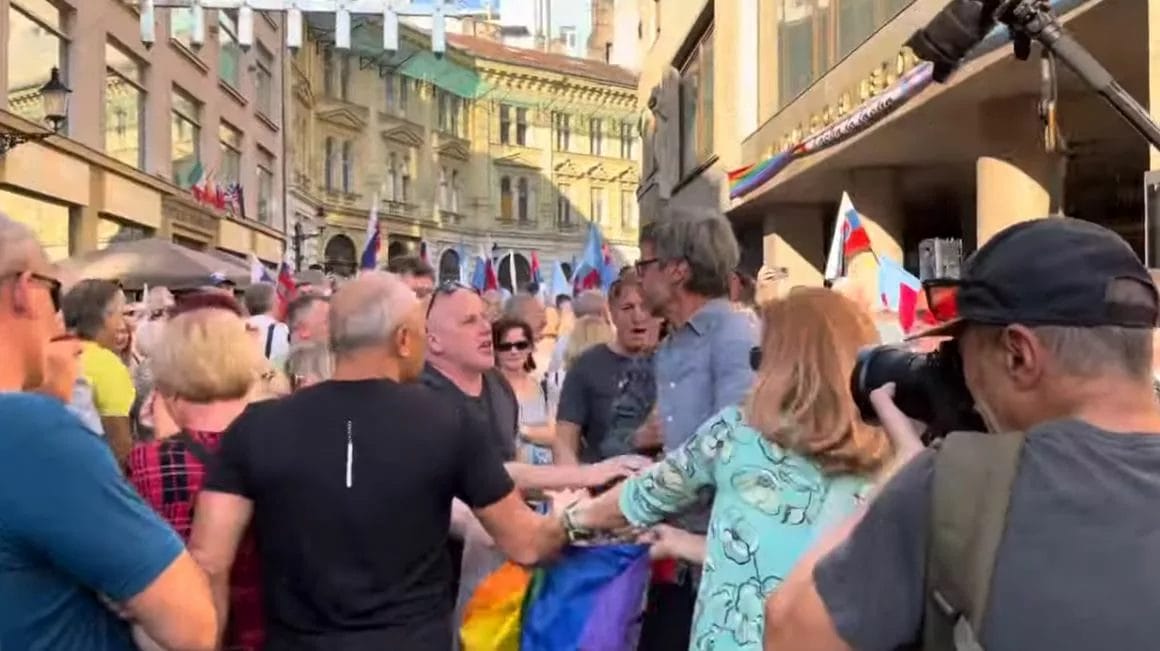 Takže už aj dôchodcov budú mlátiť na ulici, to je ten progres, ktorý ponúkajú?