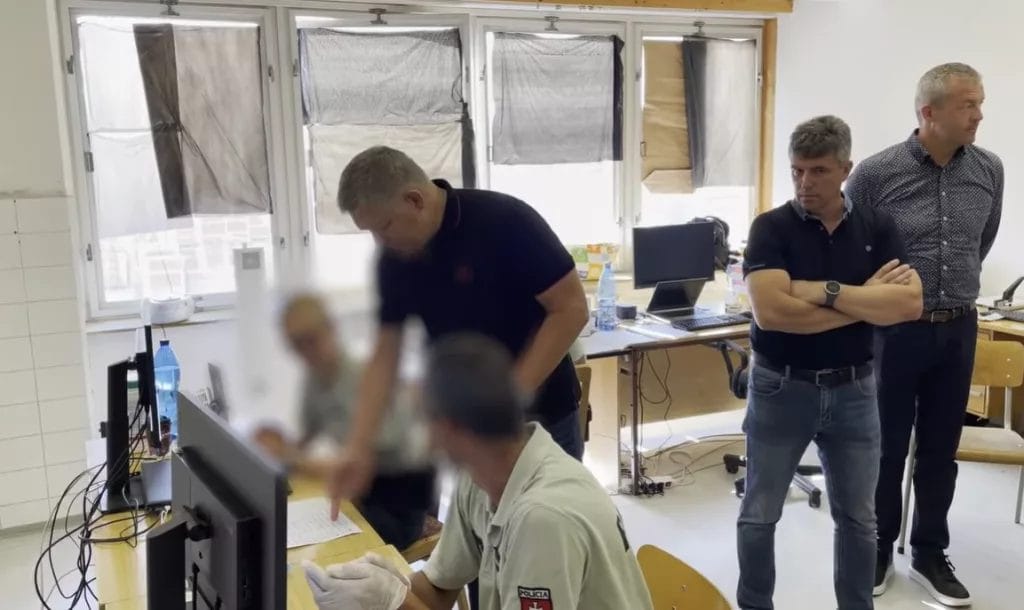 Je nehorázne, že Ódor s Hamranom dali pokyn na legalizovanie ilegálnych migrantov bez dokladov. Nemajú žiadnú predstavu, čo s nimi budeme robiť, ak nám Česi zatvoria hranice, čo po dnešných protestoch v Prahe môže byť otázka niekoľkých dní.