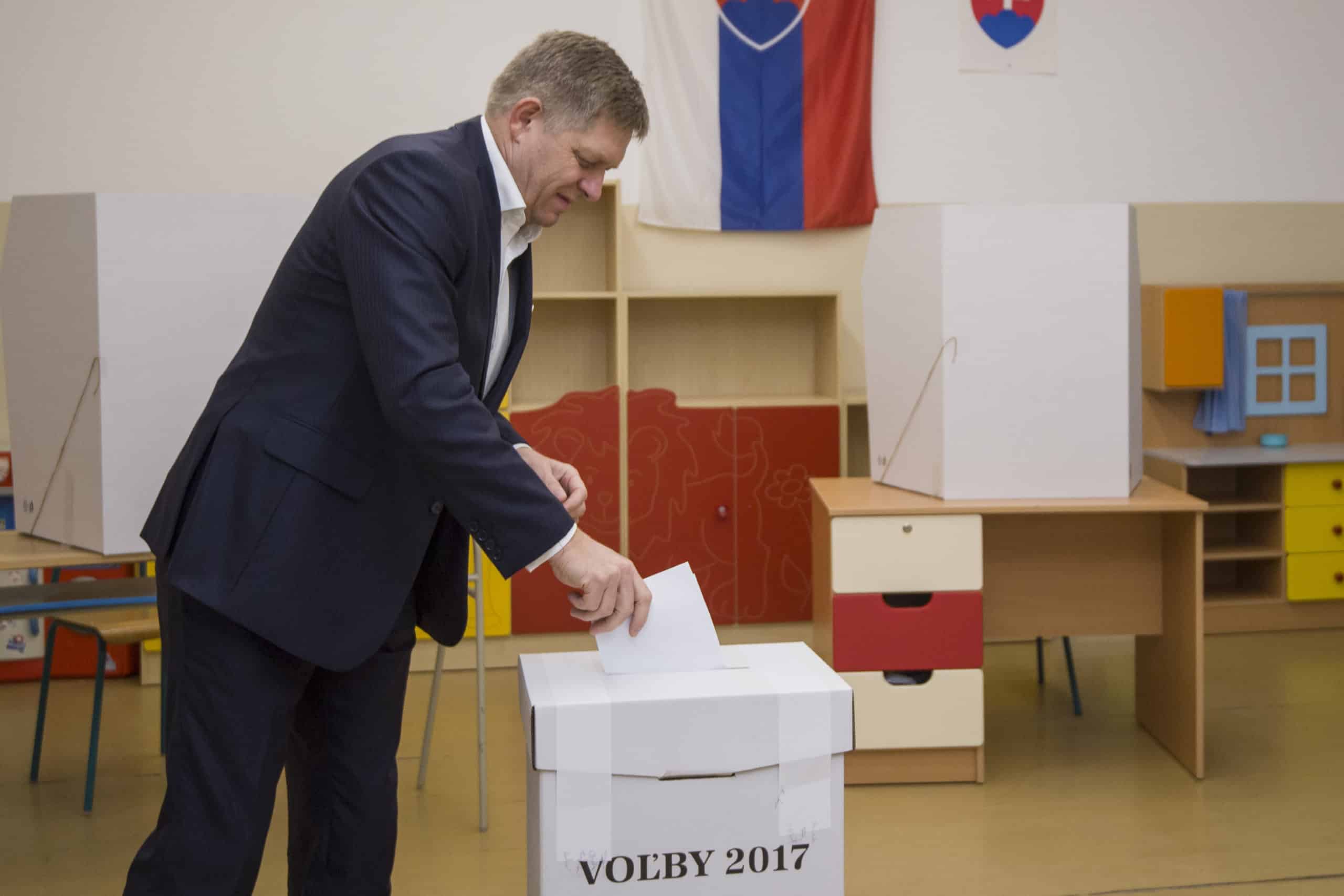 Na snímke predseda vlády SR Robert Fico vhadzuje obálku s hlasovacími lístkami do volebnej schránky počas volieb do orgánov samosprávnych krajov, 4. novembra 2017 v Bratislave. Foto: Michal Svítok/TASR