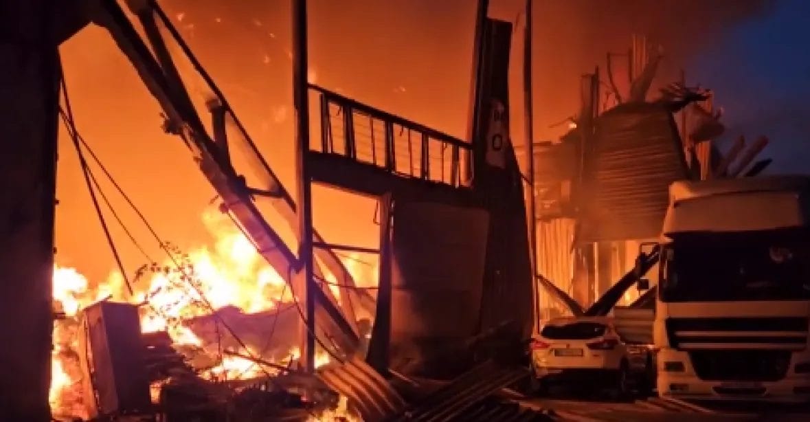 Horí ropná rafinéria v ukrajinskom Kremenčuku a sklad paliva v ruskej Soči