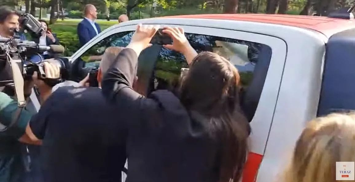 Psychopat Matovič s ampliónom zavretý v aute prišiel provokovať na tlačovku. a cez amplióny vykrikoval, že sú sku*rvená mafia.