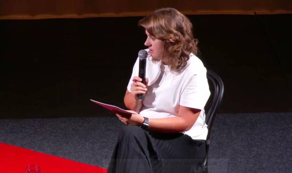 Pomätená Todová- Vraj, jej píšu deti, ktoré sú frustrované z toho, že ich rodičia veria Ficovým, Harabínovým a Uhríkovým konšpiráciám. Tvrdí, že títo rodičia sú zblúdení a nezaujímajú sa o svoje deti.