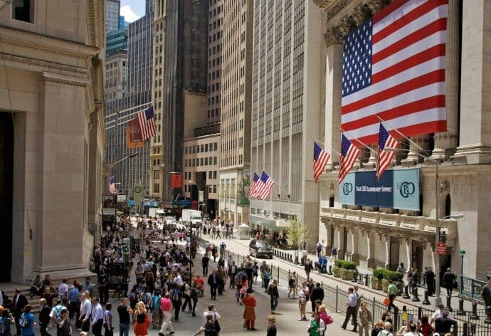 Už v roku 2000 Chalmers Johnson, informovaný a bystrý civilista, expert na protipovstaleckú taktiku a Japonsko, vydal knihu s názvom Blowback.