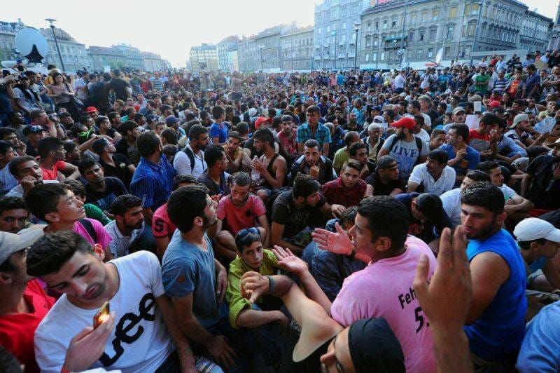 Už v roku 2000 Chalmers Johnson, informovaný a bystrý civilista, expert na protipovstaleckú taktiku a Japonsko, vydal knihu s názvom Blowback.