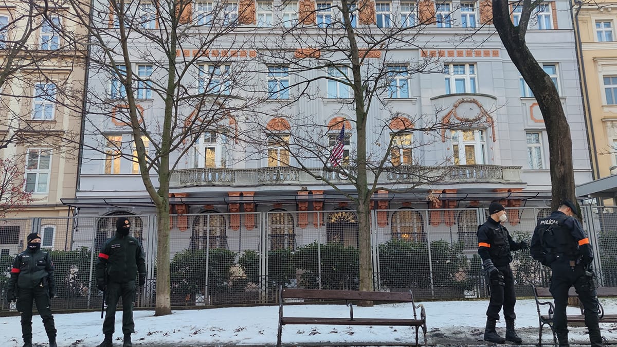 Politické trafené húsy zagágali. Zo zahraničia gágajú hlavne USA ambasáda