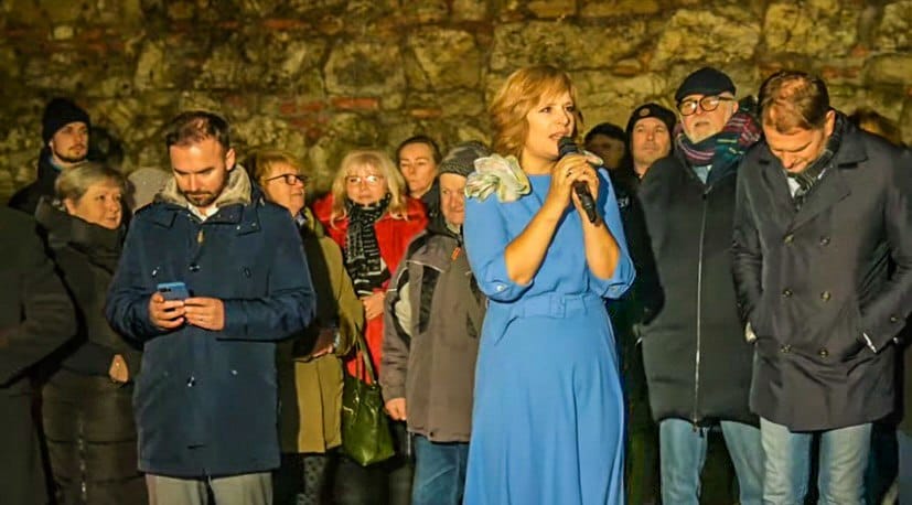 Matovičov protest - Snehulienka a 7 trpaslíkov. Z toho jeden si sms-kuje a druhý je pacient.