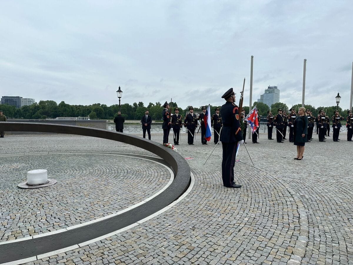 prezidentka-zuzana-caputova-polozila-veniec-na-hrob-neznameho-vojaka-na-nabrezi-dunaja (1)