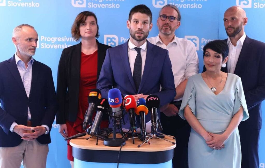 „Voľte nás, my sme ešte nekradli!“ PS robí presne to, čo označuje ako fašistické.....