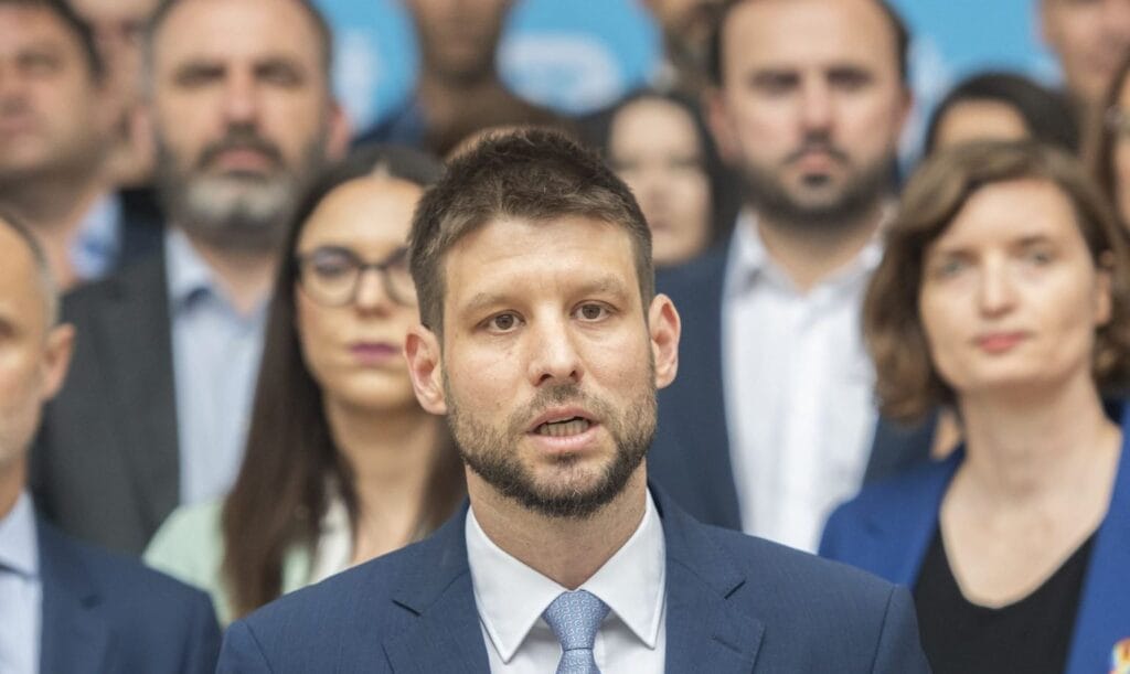 PS by bez zahraničných peňazí a podpory štvavých médií nemalo ani 3 %