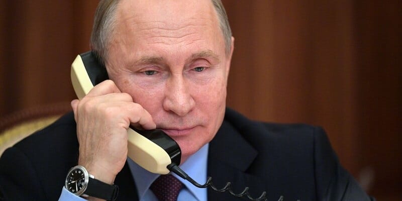 putin telefon