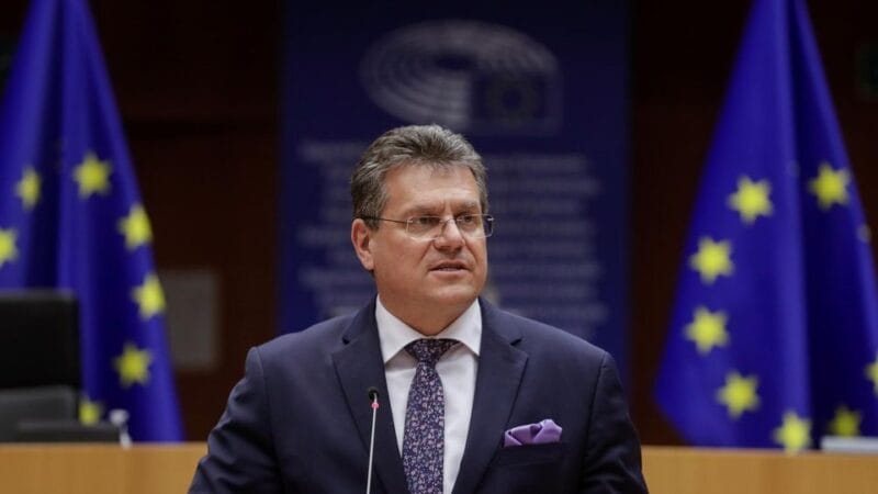 The Guardian: Šefčovič: Trumpove 30% clá by „prakticky znemožnili“ obchod medzi EÚ a USA