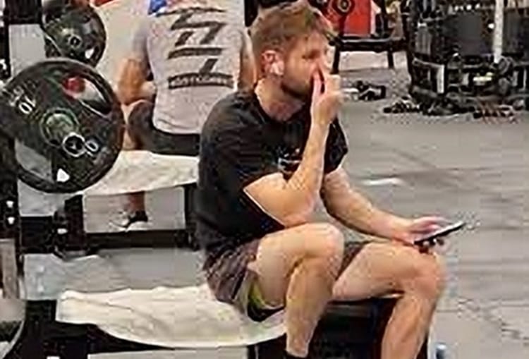 Neurovedec St. John: Vyberanie nosa môže spôsobiť demenciu. Varovanie pre šimečku