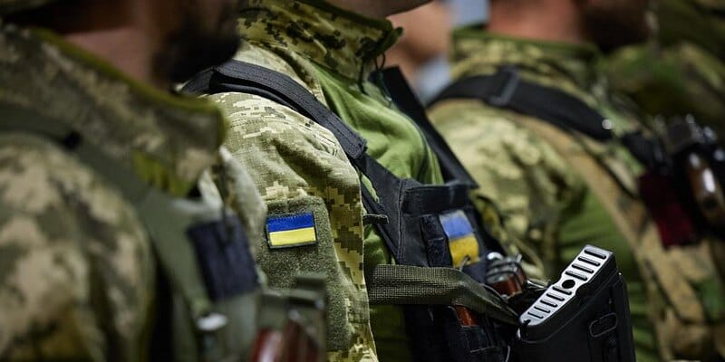 Ukrajina obvinená z pouličných odvodov, úmrtia a etnické napätie narastajú