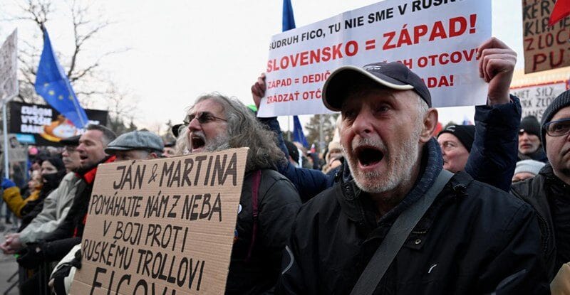 Malomeštiačikovia sa na námestiach, pri protivládnych slniečkárskych demonštráciách vzájomne vystatujú svojimi deťmi, ktoré žijú v cudzine