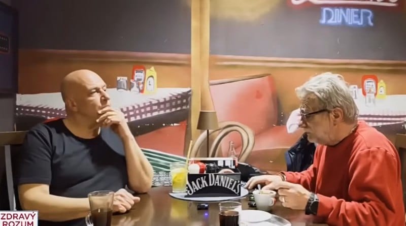 S Henrym o vojne, mobilizácii, strašení, skrátka o dnešnej politike.