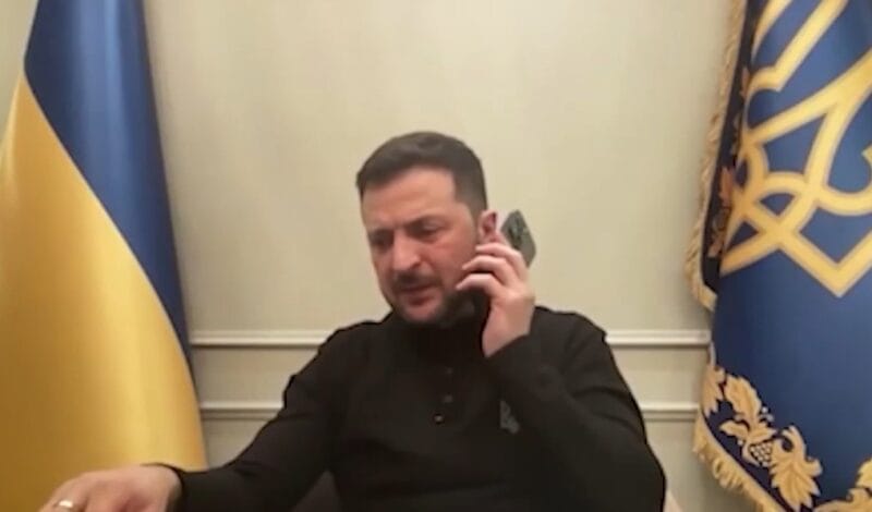 Medvedev: Zelenskyj zinscenoval divadlo. Na brífingu sa tváril že mu volá Macron