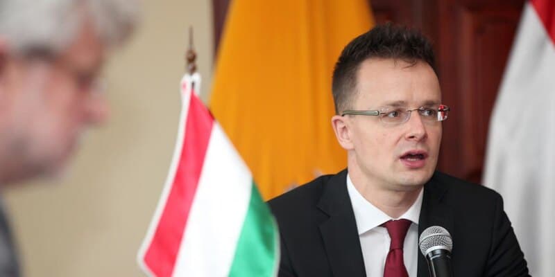 Szijjártó: Brusel a väčšina členských štátov sa pripravujú na dlhú vojnu, nie na mier