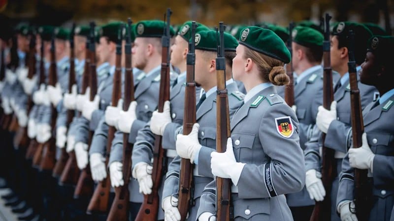 Nemecko musí lekársky vyšetriť všetkých mladých mužov, aby zabezpečilo rýchlu mobilizáciu