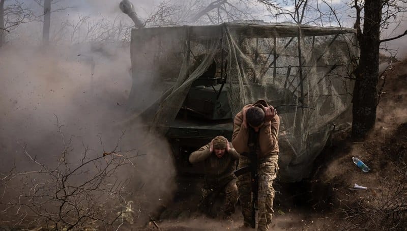 Drony, míny a ostreľovači: UA frontová línia je svet vzdialený od mierových rozhovorov