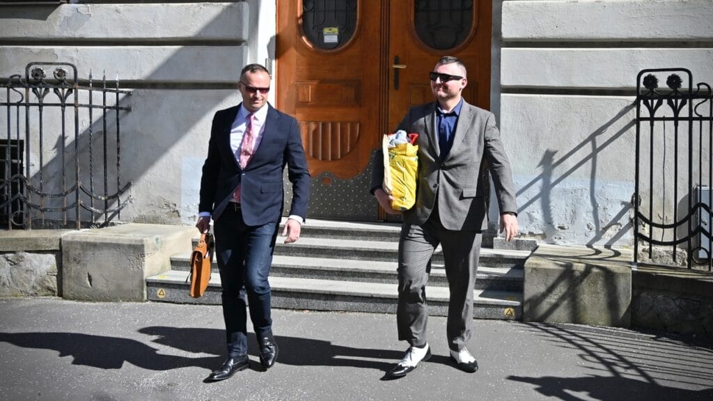 Bombič & extrémizmus, podnecovanie, kyberšikana