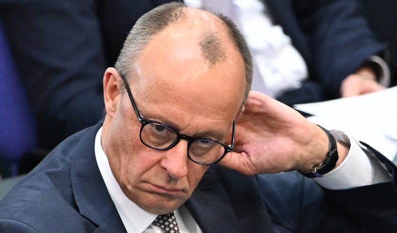 Merzova kontroverzia a smrť zdravého rozumu. Totalitné zvyky sa vracajú pod demokratickými sloganmi a fakty stali druhoradé. Keď je konzervatívny stred umlčaný