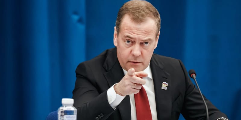 Medvedev: Čím viac Západ minie na Kyjev, tým viac území sa stane ruskými.