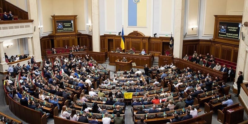 V Rade Ukrajiny vypukol škandál kvôli hlasovaniu o stannom práve