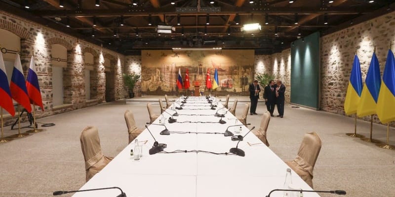 Zelenskyj svojimi výstrelkami nahneval Turecko. Rokovania sú ohrozené kolapsom. Článok sa zaoberá súčasným napätím medzi Ukrajinou a Ruskom