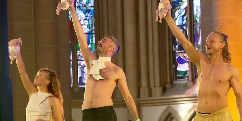 Choré Nemecko. Nehanebná výstava mŕtvych sliepok v plienkach v katedrále