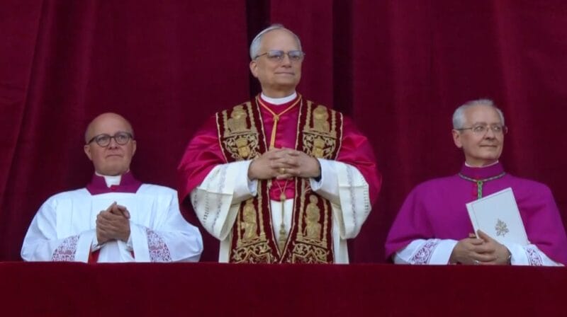 Modro žltý pápež? Akosi rýchlo sa vyfarbil