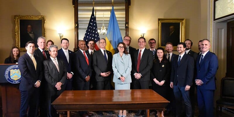 Západ je prehnitý a zkorumpovaný, aj tak sú na Slovensku ľudia, ktorým to nevadí.....