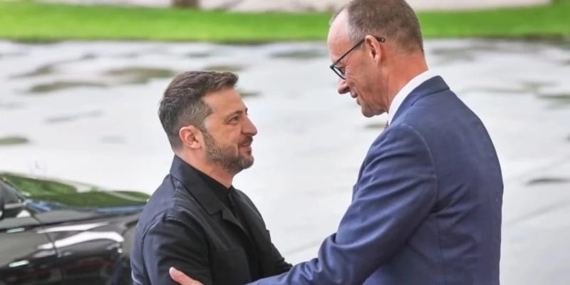 Amortizovaného Zelenského sa rozhodli západní mierotvorci asi hodiť cez palubu.