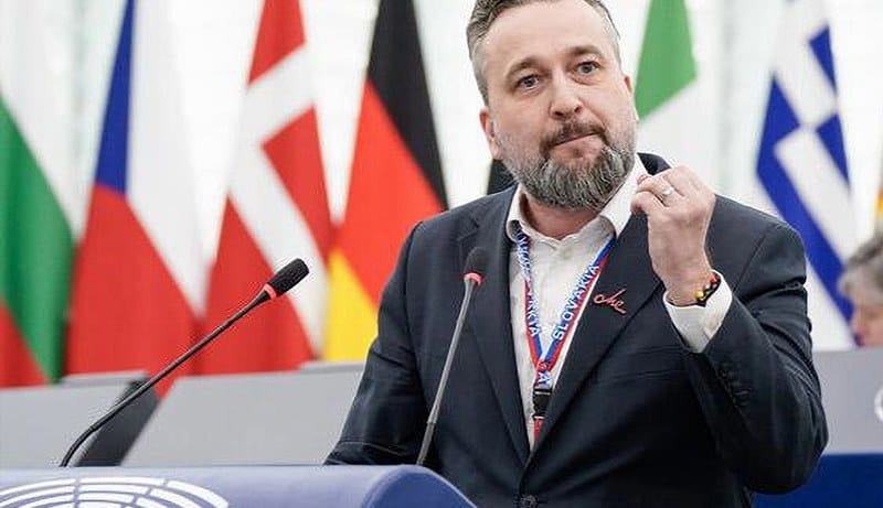 NR SR schválila rezolúciu odsudzujúcu sankcie voči RF. Pelé dostal poza uši