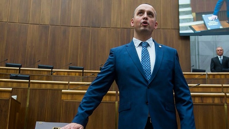 Mama a žena povedali, že mám hlasovať takto. Čo tam po hlasoch 12 138 voličov?