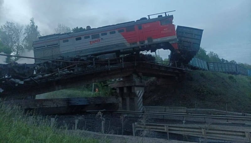 Guardian: UA útoky spôsobili zrútenie dvoch mostov, vykoľajenie vlakov a najmenej sedem obetí.