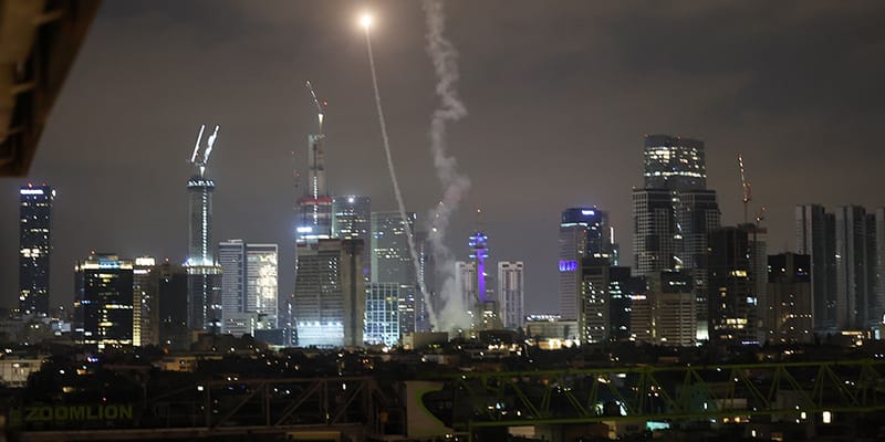 Hry Veľkých Chlapcov. Médiá oblbujú „správami“ o zničených centrifugách a nemocniciach