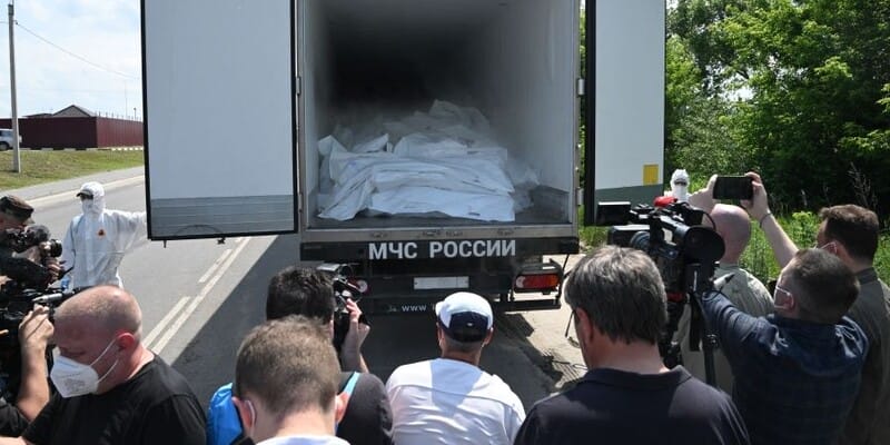 Francúzski novinári prišli k nákladným autám s telami vojakov UA ozbrojených síl