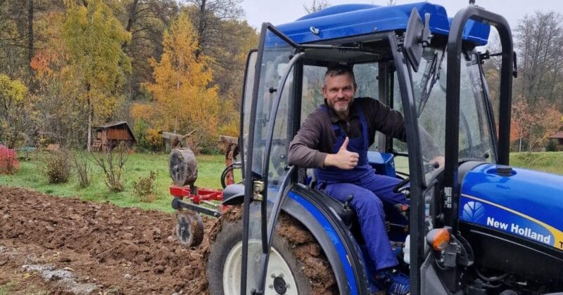 Prezident alebo traktorista? Čo mu pristanie viac?