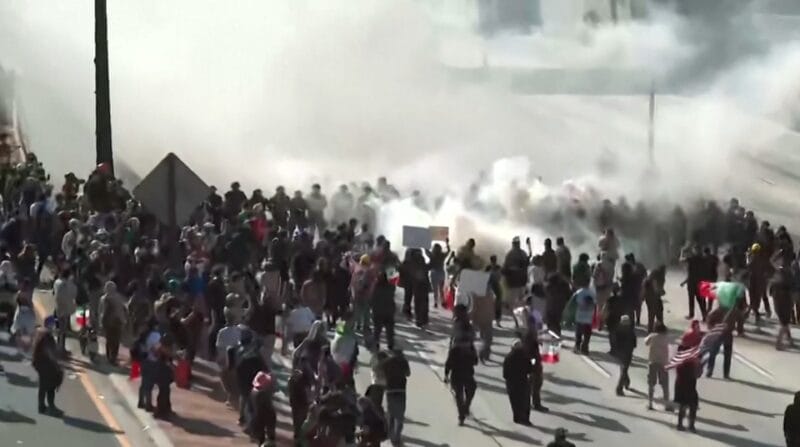 Migračný chaos v Los Angeles riadia a platia pochybní ľudia