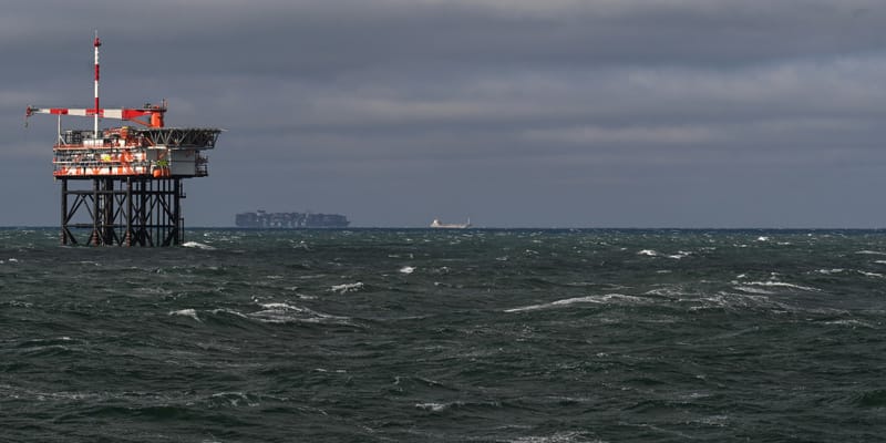 Bloomberg: USA odmíetajú zníženie cenového stropu ruskej ropy