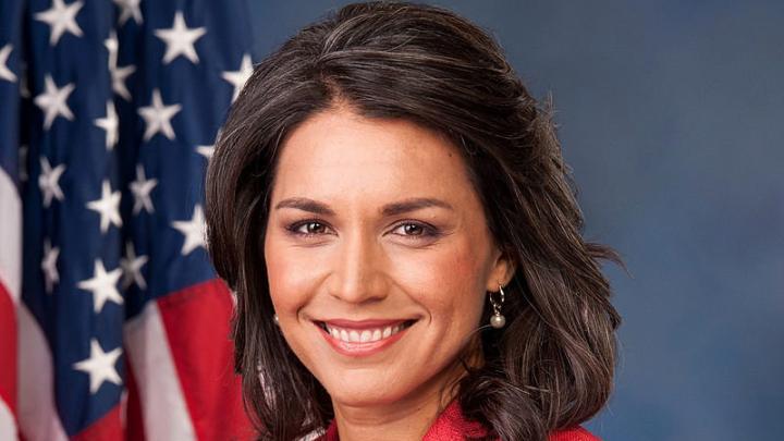 Tulsi Gabbardová povedala, že Irán jadrové zbrane nevyrába. Senátori ju ignorovali.