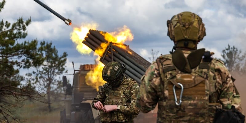 Rusko v noci vypustilo na Ukrajinu viac ako 500 dronov a rakiet píše agentúra AP