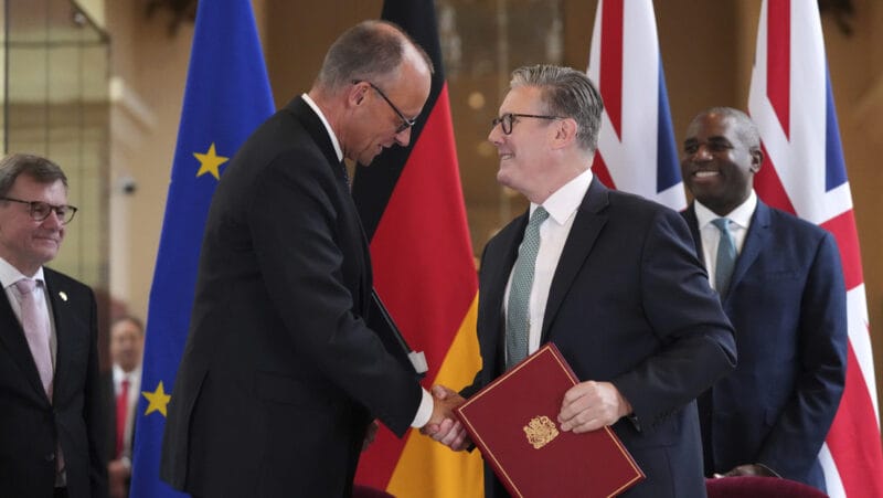 Aliancia medzi Berlínom a Londýnom podčiarkuje absurditu západnej politiky