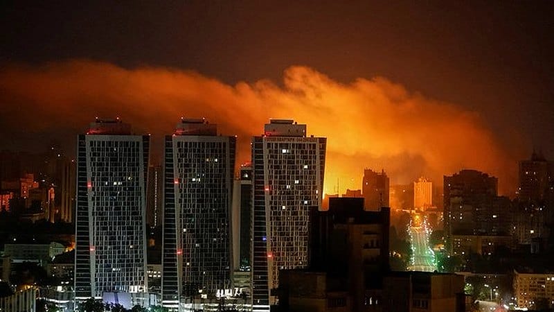 „Kyjev horí.“ Rusko útočilo na Ukrajinu stovkami rakiet a dronov takmer 10 hodín.