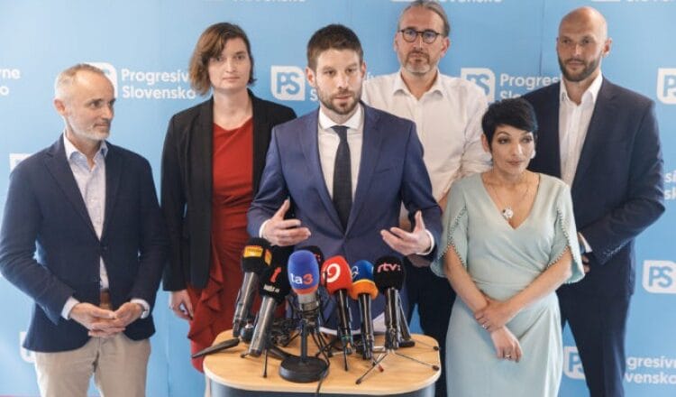 Slováci sú národ politických romantikov. Kto chce kam, pomôžme mu tam...