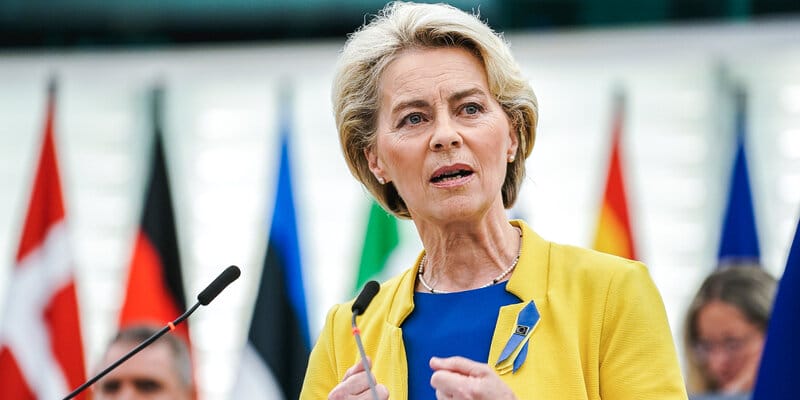 „Len to nehovor Ursule.“ Zatiaľ čo sa Západ potáca na pokraji bankrotu a čelí možným občianskym vojnám, Rusko úspešne štartuje rakety s vesmírnym nákladom